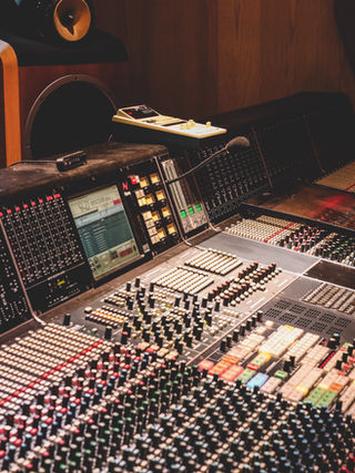 Tonstudio-Szene als Symbol für die professionelle Studioaufnahme eines individuellen Hochzeitssongs.