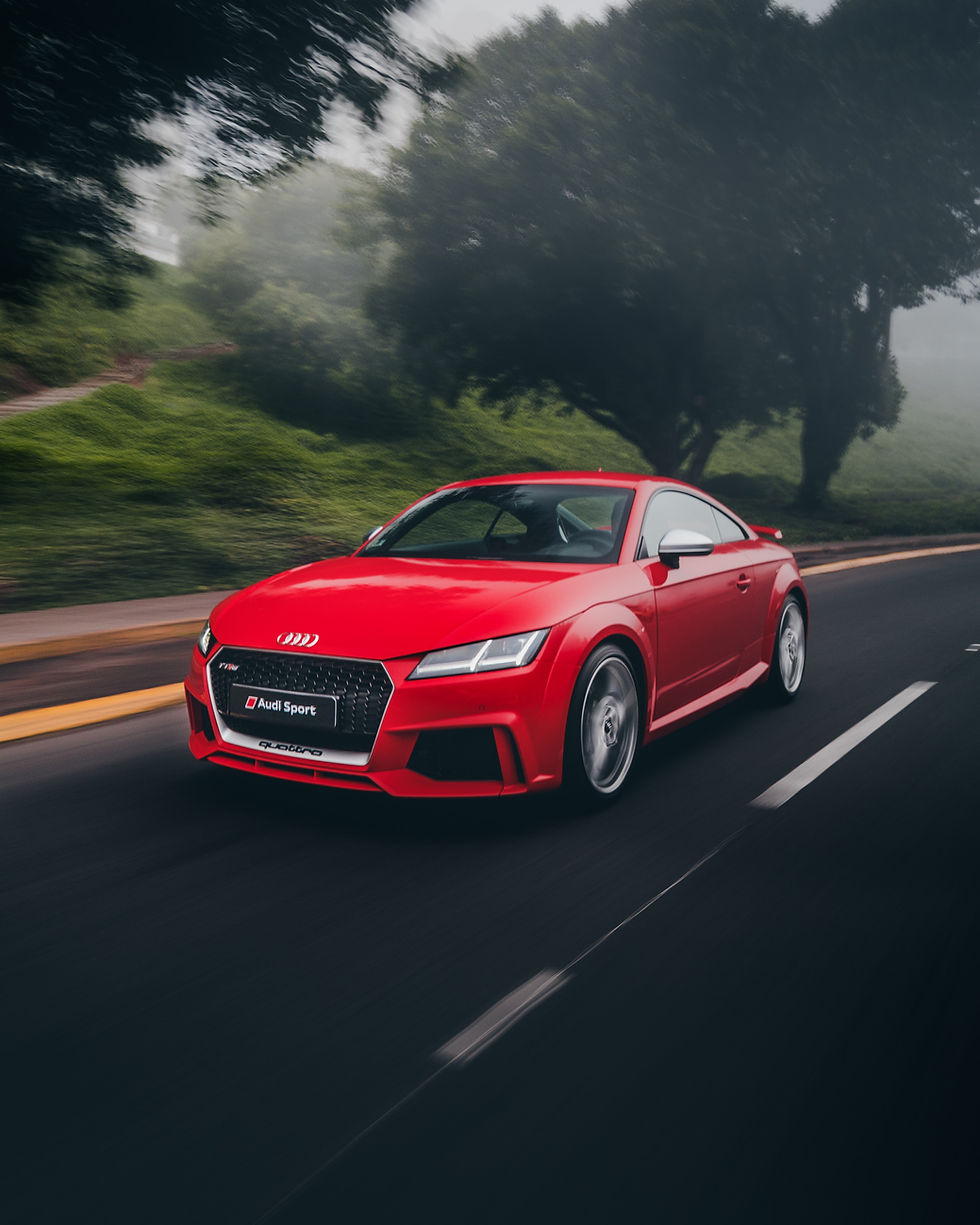 Voiture Audi TT sportive sur une route.