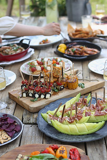 people enjoying food, image by Lee Myungseong