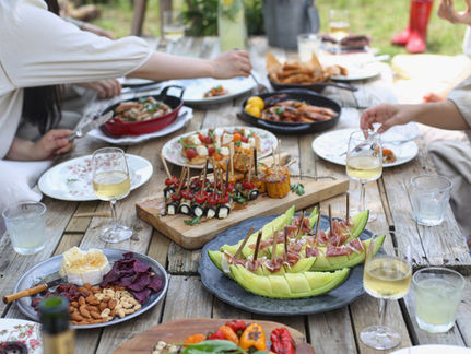 Instantané de gourmandise : l'art de célébrer l'été autour d'une table.