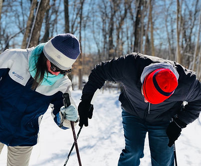 Skifahrer überprüft Ski