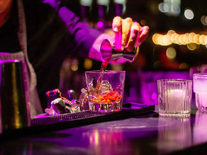 un barman qui sert un cocktail
