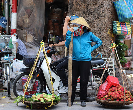Image d'une femme avec deux grands supports de transport, se reposant brièvement