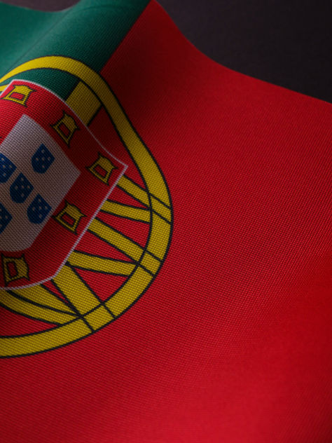 Bandeira de Portugal como símbolo do apelo contra a violência doméstica.