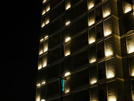 beleuchtetes Gebäude im Dunkeln