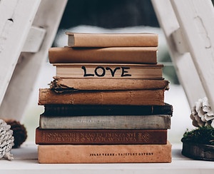 Image by Victoria Priessnitz of books