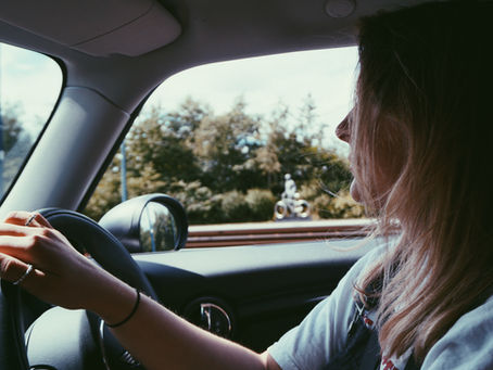 une femme qui conduit une auto