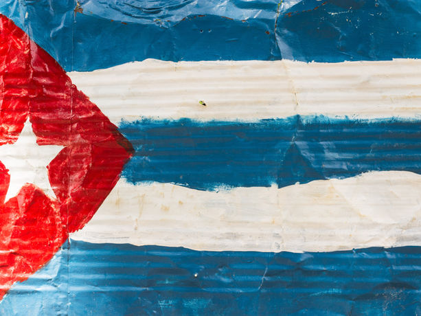 Murale astratto della bandiera cubana, rappresentativo del vivace arte e spirito nazionale di Cuba