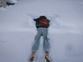 une personne dans la neige