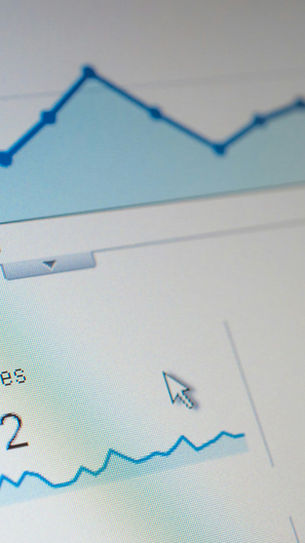 Close-up of an analytics dashboard with blue line graph, pie chart, and text showing "Pages vues 4212" on a white background.