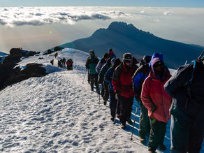 Quelle distance dois-je parcourir chaque jour lors de l'ascension du Kilimandjaro ?