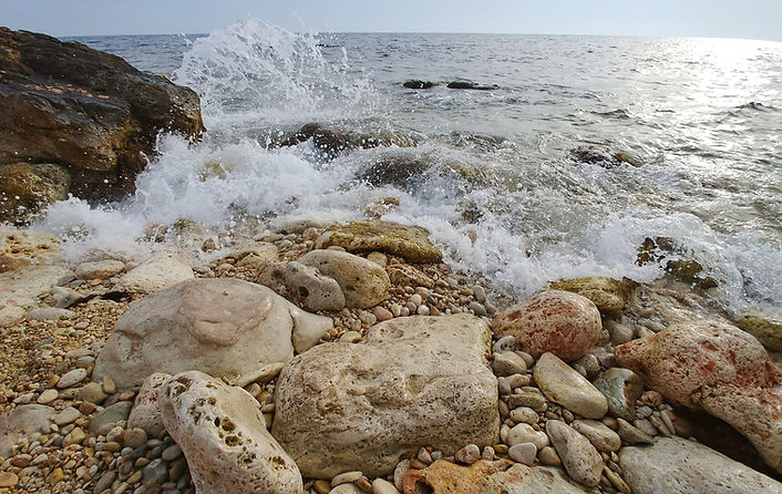 Image by Konstantin Dyadyun. Камни и морские волны