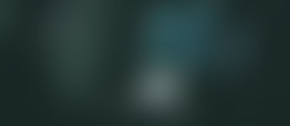 Vīrietis programmē pie vairākiem datora ekrāniem, attēlojot kiberrisku apdrošināšanu