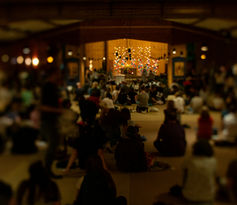 Prière commune à la communauté de Taizé lors d’un séjour spirituel