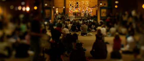 Prière commune à la communauté de Taizé lors d’un séjour spirituel