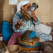 Mujer marroquí produciendo aceite de argán de forma artesanal