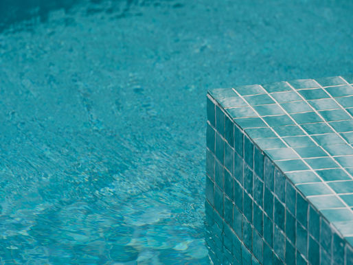 Rénovation piscine carrelée dans le Var : le polyester peut-il s'appliquer sur de la mosaïque ?