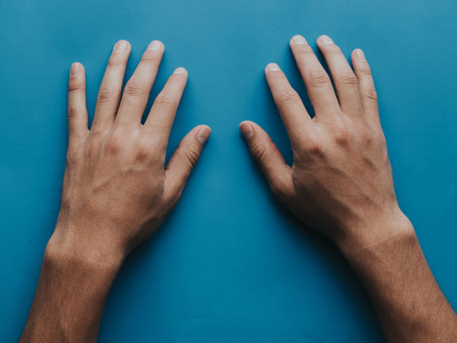 Mãos e punhos estendidos em uma superfície