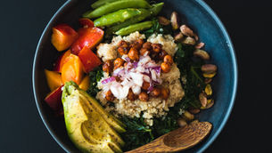 Quinoa-Salat mit Avocado-Dressing | Rezepte | schmerzcenter.com