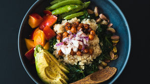 Quinoa-Salat mit Avocado-Dressing | Rezepte | schmerzcenter.com