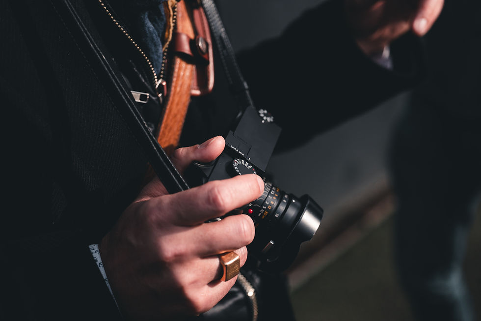 Sokak fotoğrafçısı, profesyonel fotoğraf makinesini tutuyor.