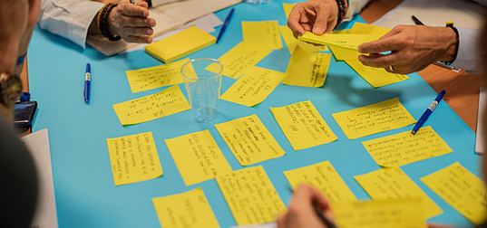 Image by FORTYTWO of post-its on a table