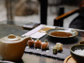 銀座の日本料理店での接待宴会で提供された、器も美しい彩り豊かな懐石料理イメージ