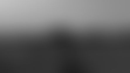 Vaca flaca en corral; evaluación de condición corporal y salud animal.