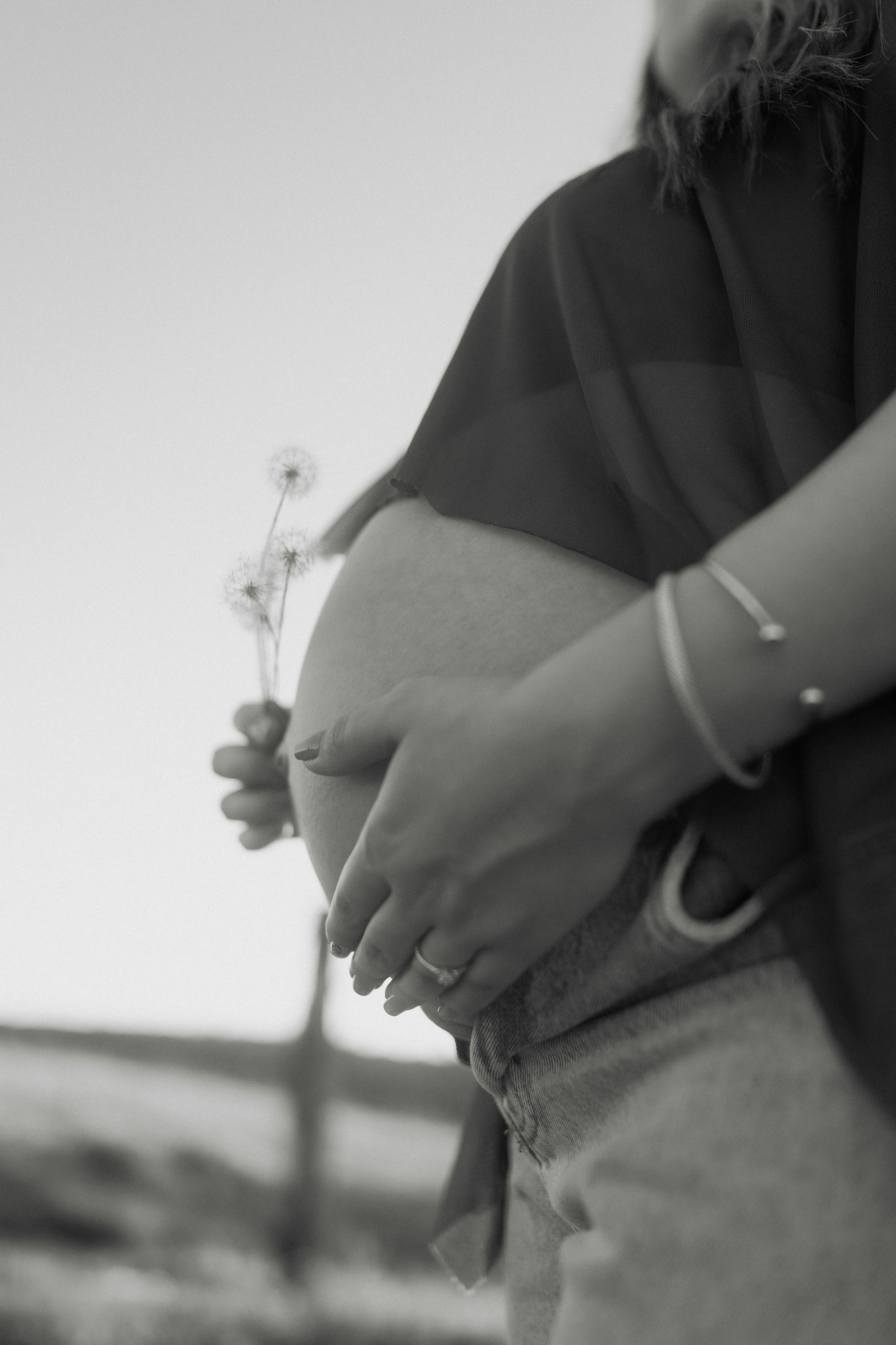 Zwei Schwangere Frauen entspannen in einem lichtdurchfluteten Raum
