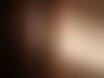 Halfopen houten deur met warm zonlicht als symbool voor veiligheid, vertrouwen en een eerste stap bij moeite met aanraking.