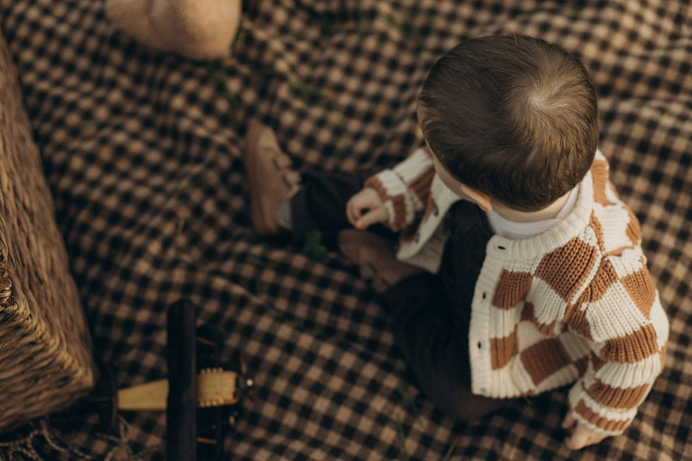 un enfant par terre