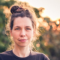 jeune femme en extérieur