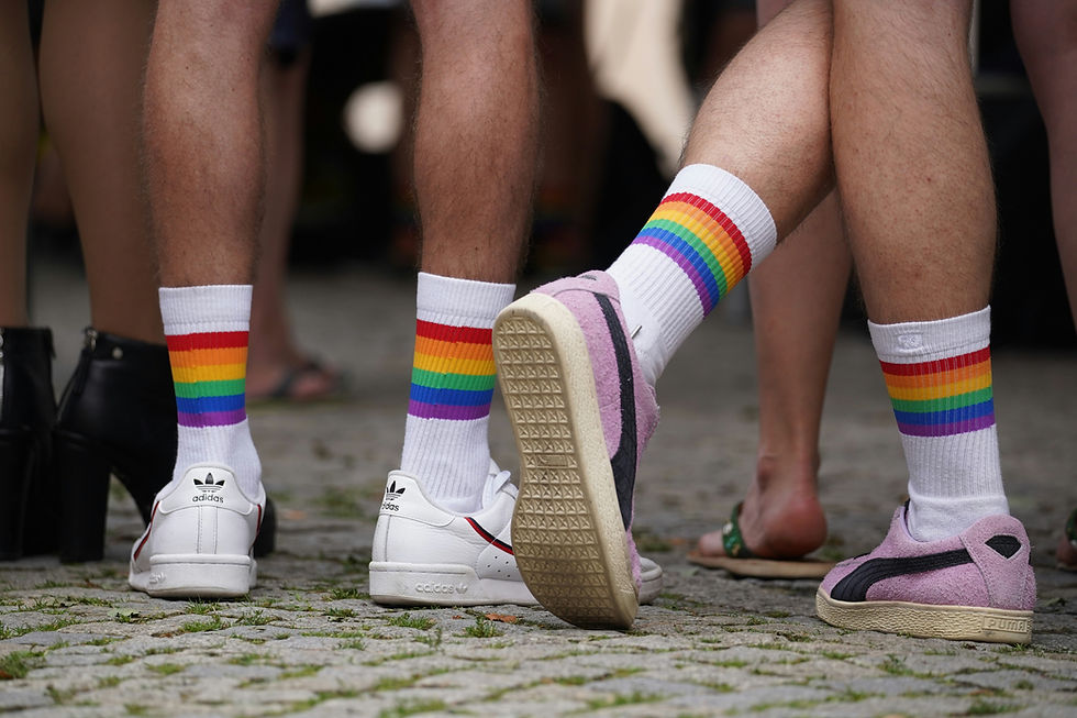„Wyjazd z USA? Coraz więcej osób LGBTQ+ rozważa emigrację w obliczu rosnącej presji prawnej i społecznej”