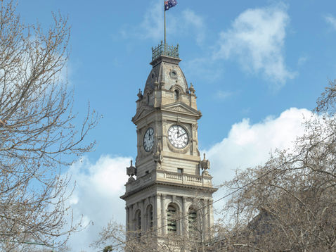 Close up of Bendigo Town Hall - help with Centrelink in Bendigo