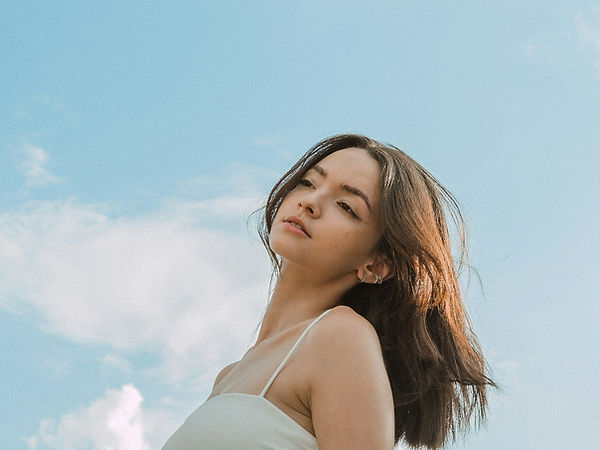 하늘과 미소 짓고 있는 여성