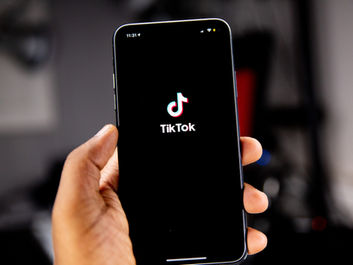 celular com a logo do tiktok
