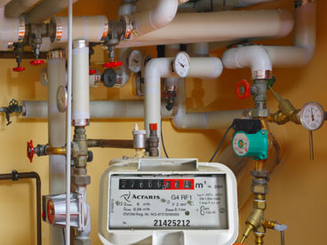 Gasheizung im Keller mit Gaszähler und Heizungsrohren – typische Heiztechnik in Bestandsgebäuden im Kontext des Heizungsgesetzes