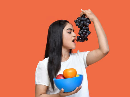 femme qui mange des fruits