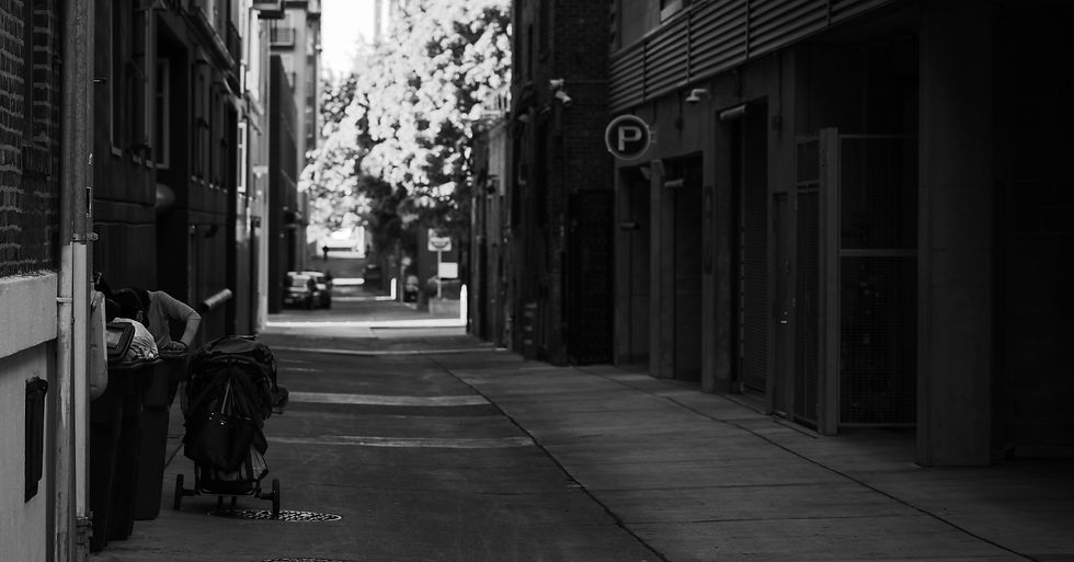 Uomo legge il giornale