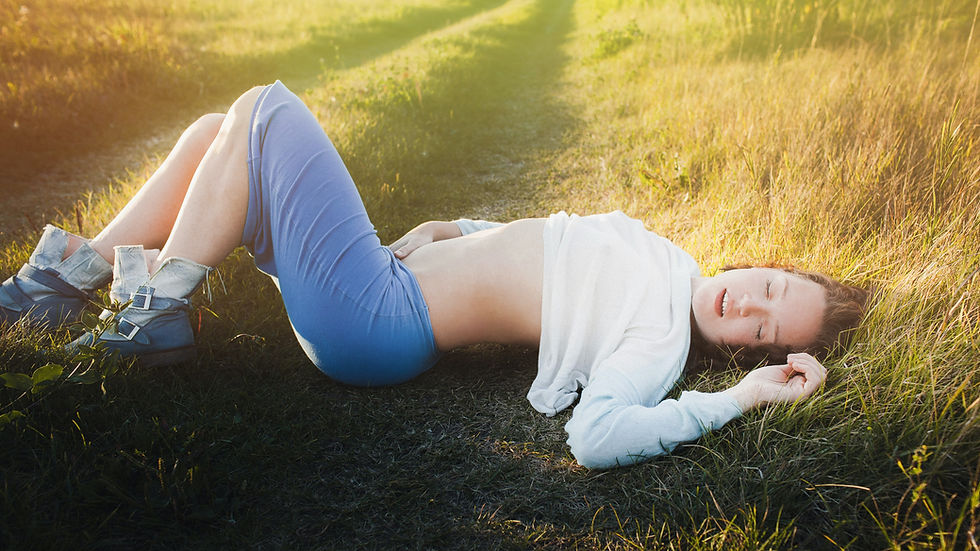 Photo crédit : Mihail Tregubov et non ce n'est pas Lio allongée dans l'herbe !