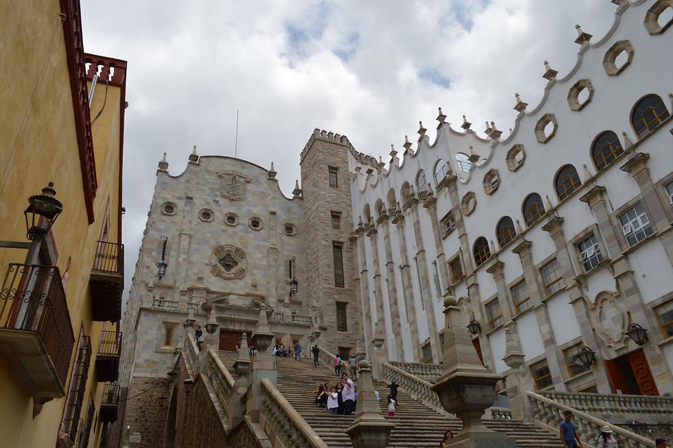 une église à Guanajuato avec beaucoup d'escaliers