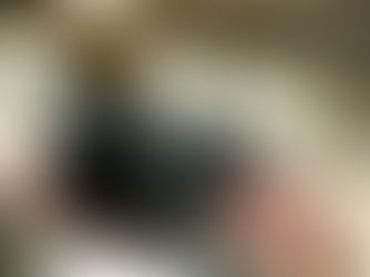 Podcast stüdyosunda kamera ile çekim yapılırken elde tutulan profesyonel fotoğraf makinesi