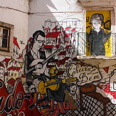 Murales che rappresenta i fadisti del quartiere Mouraria, immagine iconica rappresentativa del quartiere