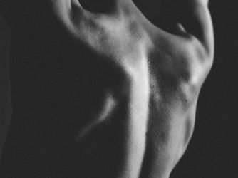 Schmerzen im mittleren und oberen Rücken: Ursachen, Symptome und effektive Hilfe