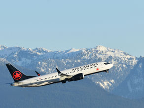 Air Canada Flugzeug hebt vor schneebedeckten Bergen ab – Symbolbild für internationale Flugverbindungen und das Streckennetz der Airline.