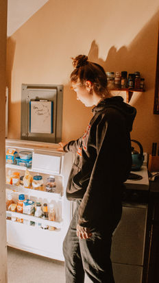 GUÍA PRÁCTICA PARA ORDENAR TU NEVERA (Y DEJAR DE TIRAR DINERO)