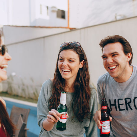 Otuz yaş, bir sınır kapısıdır ve pasaportunda vizesi bitmiş dostlukların varsa o kapıdan tek başına geçersin. Yirmili yaşların o savruk ve cömert enerjisi yerini hesaplı kitaplı, güvenlikli sitelerin yüksek duvarlarına benzeyen bir temkine bırakır.