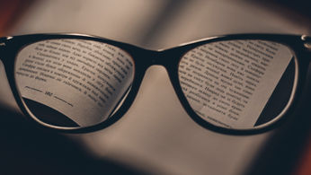 Implante Visual Sem Fio Permite que Cegos Voltem a Ler: Chip na Retina em Testes Clínicos