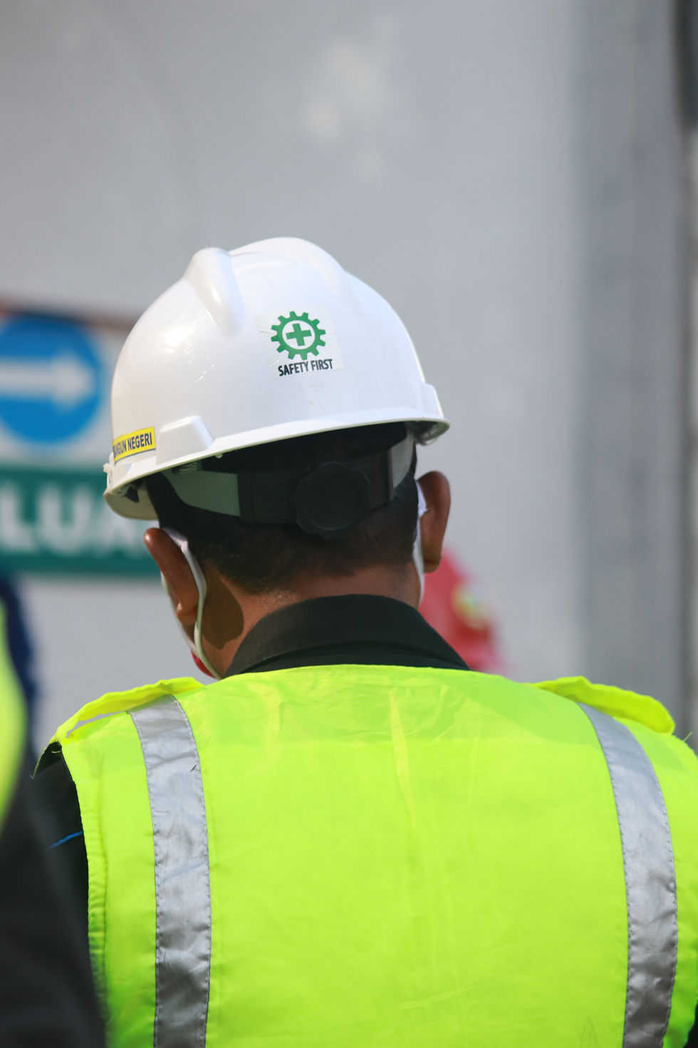 Operaio edile con casco e abbigliamento ad alta visibilità