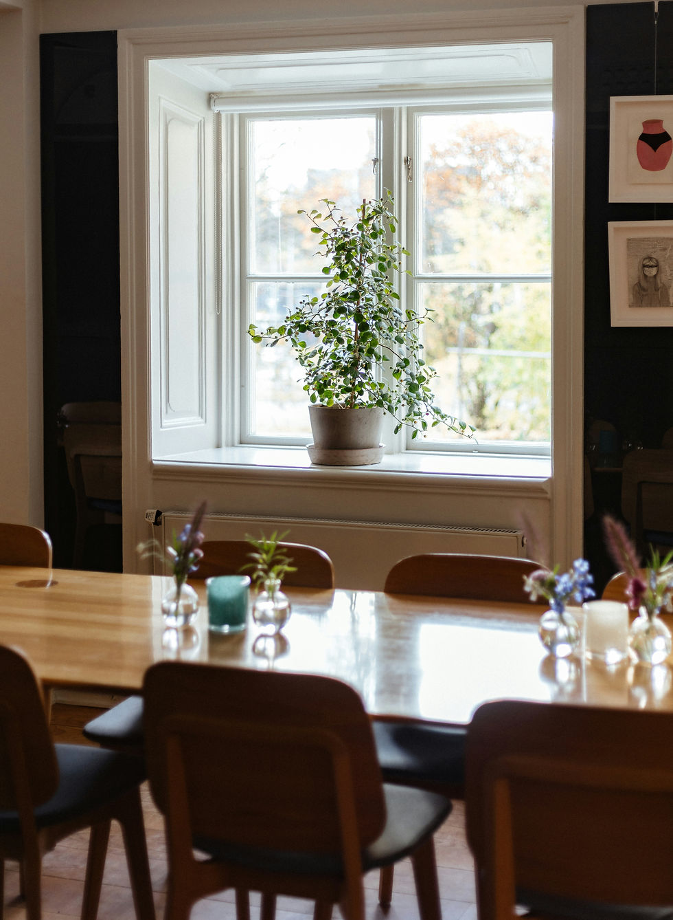 モダンで明るいダイニングルーム